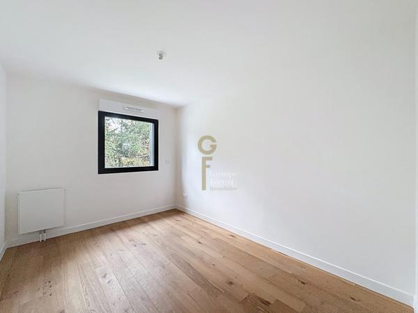 Élégant T4 de 128 m² avec Extérieurs et Stationnements, proche Parc Barbieux