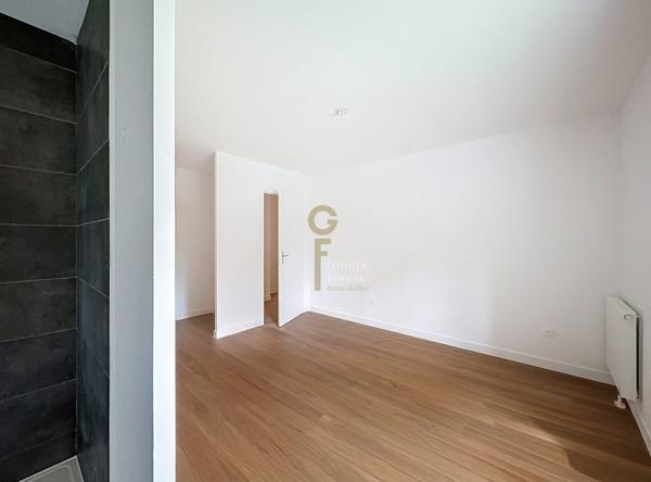 Élégant T4 de 128 m² avec Extérieurs et Stationnements, proche Parc Barbieux