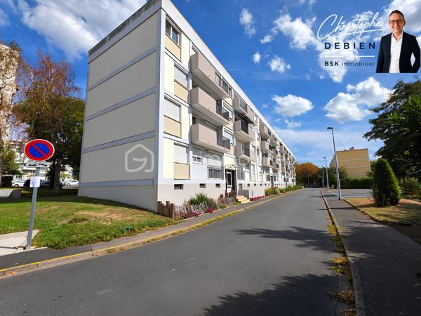 Christophe DEBIEN – BSK Immobilier vous présente en EXCLUSIVITÉ cet appartement situé à Cholet, dans le secteur Lorraine, au 3ᵉ étage d’une résidence sans ascenseur.

Il bénéficie d’une vue dégagée et d’un emplacement pratique pour profiter facilement des services et équipements de Cholet.
UN APPARTEMENT FONCTIONNEL ET AGRÉABLE

L’appartement se compose d’une entrée desservant un bel espace salon-séjour, d’une cuisine indépendante ainsi que d’un espace nuit comprenant 2 chambres, une salle d’eau et des toilettes indépendantes.

Un balcon prolonge agréablement l’espace de vie et permet de profiter d’un extérieur avec vue dégagée.
L’ensemble est complété par une cave et une place de stationnement privative.

DES ÉQUIPEMENTS APPRÉCIABLES

Vous profiterez de menuiseries PVC double vitrage, de volets roulants électriques, d’un chauffage collectif au gaz ainsi que de la fibre optique.

UN EMPLACEMENT PRATIQUE – SECTEUR LORRAINE À CHOLET

La situation constitue également un véritable atout : commerces et services de proximité, établissements scolaires, équipements sportifs, professionnels de santé et transports sont facilement accessibles.

Le secteur permet également de rejoindre rapidement le centre-ville de Cholet, le campus universitaire ainsi que la gare SNCF, située à environ 1,2 km.

Un emplacement intéressant pour une vie quotidienne pratique tout en restant proche des principaux pôles de Cholet.

LES + DU BIEN

✓ Secteur Lorraine à Cholet
✓ 2 chambres
✓ Balcon
✓ Vue dégagée
✓ Cave
✓ Stationnement privatif
✓ Double vitrage
✓ Volets roulants électriques
✓ Fibre optique
✓ Commerces, écoles et transports à proximité
✓ 3ᵉ étage – résidence sans ascenseur

Un appartement pouvant convenir à une résidence principale ou à un premier achat.

Vous souhaitez le découvrir ? Contactez-moi pour obtenir davantage d’informations et organiser une visite.
Christophe DEBIEN – BSK Immobilier

Conformément aux dispositions de la loi ELAN, tout candidat acquéreur est informé de son droit de se faire accompagner, lors de la visite, par un professionnel du bâtiment de son choix.
Il est demandé de signaler préalablement la présence de cet intervenant afin de permettre l’organisation de la visite dans des conditions adaptées.