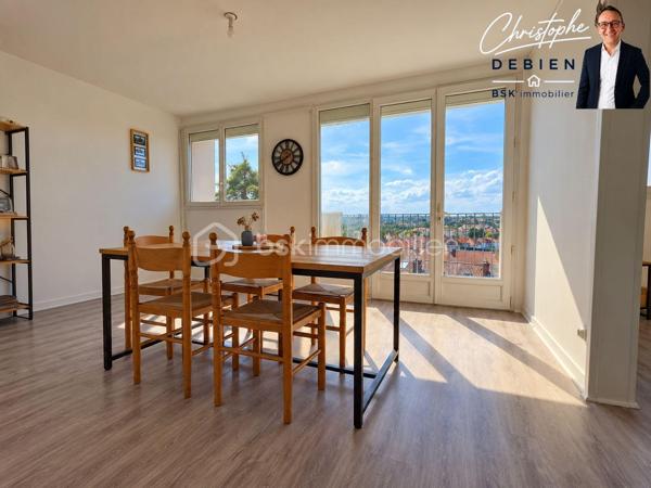 Christophe DEBIEN – BSK Immobilier vous présente en EXCLUSIVITÉ cet appartement situé à Cholet, dans le secteur Lorraine, au 3ᵉ étage d’une résidence sans ascenseur.

Il bénéficie d’une vue dégagée et d’un emplacement pratique pour profiter facilement des services et équipements de Cholet.
UN APPARTEMENT FONCTIONNEL ET AGRÉABLE

L’appartement se compose d’une entrée desservant un bel espace salon-séjour, d’une cuisine indépendante ainsi que d’un espace nuit comprenant 2 chambres, une salle d’eau et des toilettes indépendantes.

Un balcon prolonge agréablement l’espace de vie et permet de profiter d’un extérieur avec vue dégagée.
L’ensemble est complété par une cave et une place de stationnement privative.

DES ÉQUIPEMENTS APPRÉCIABLES

Vous profiterez de menuiseries PVC double vitrage, de volets roulants électriques, d’un chauffage collectif au gaz ainsi que de la fibre optique.

UN EMPLACEMENT PRATIQUE – SECTEUR LORRAINE À CHOLET

La situation constitue également un véritable atout : commerces et services de proximité, établissements scolaires, équipements sportifs, professionnels de santé et transports sont facilement accessibles.

Le secteur permet également de rejoindre rapidement le centre-ville de Cholet, le campus universitaire ainsi que la gare SNCF, située à environ 1,2 km.

Un emplacement intéressant pour une vie quotidienne pratique tout en restant proche des principaux pôles de Cholet.

LES + DU BIEN

✓ Secteur Lorraine à Cholet
✓ 2 chambres
✓ Balcon
✓ Vue dégagée
✓ Cave
✓ Stationnement privatif
✓ Double vitrage
✓ Volets roulants électriques
✓ Fibre optique
✓ Commerces, écoles et transports à proximité
✓ 3ᵉ étage – résidence sans ascenseur

Un appartement pouvant convenir à une résidence principale ou à un premier achat.

Vous souhaitez le découvrir ? Contactez-moi pour obtenir davantage d’informations et organiser une visite.
Christophe DEBIEN – BSK Immobilier

Conformément aux dispositions de la loi ELAN, tout candidat acquéreur est informé de son droit de se faire accompagner, lors de la visite, par un professionnel du bâtiment de son choix.
Il est demandé de signaler préalablement la présence de cet intervenant afin de permettre l’organisation de la visite dans des conditions adaptées.