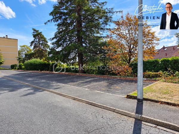 Christophe DEBIEN – BSK Immobilier vous présente en EXCLUSIVITÉ cet appartement situé à Cholet, dans le secteur Lorraine, au 3ᵉ étage d’une résidence sans ascenseur.

Il bénéficie d’une vue dégagée et d’un emplacement pratique pour profiter facilement des services et équipements de Cholet.
UN APPARTEMENT FONCTIONNEL ET AGRÉABLE

L’appartement se compose d’une entrée desservant un bel espace salon-séjour, d’une cuisine indépendante ainsi que d’un espace nuit comprenant 2 chambres, une salle d’eau et des toilettes indépendantes.

Un balcon prolonge agréablement l’espace de vie et permet de profiter d’un extérieur avec vue dégagée.
L’ensemble est complété par une cave et une place de stationnement privative.

DES ÉQUIPEMENTS APPRÉCIABLES

Vous profiterez de menuiseries PVC double vitrage, de volets roulants électriques, d’un chauffage collectif au gaz ainsi que de la fibre optique.

UN EMPLACEMENT PRATIQUE – SECTEUR LORRAINE À CHOLET

La situation constitue également un véritable atout : commerces et services de proximité, établissements scolaires, équipements sportifs, professionnels de santé et transports sont facilement accessibles.

Le secteur permet également de rejoindre rapidement le centre-ville de Cholet, le campus universitaire ainsi que la gare SNCF, située à environ 1,2 km.

Un emplacement intéressant pour une vie quotidienne pratique tout en restant proche des principaux pôles de Cholet.

LES + DU BIEN

✓ Secteur Lorraine à Cholet
✓ 2 chambres
✓ Balcon
✓ Vue dégagée
✓ Cave
✓ Stationnement privatif
✓ Double vitrage
✓ Volets roulants électriques
✓ Fibre optique
✓ Commerces, écoles et transports à proximité
✓ 3ᵉ étage – résidence sans ascenseur

Un appartement pouvant convenir à une résidence principale ou à un premier achat.

Vous souhaitez le découvrir ? Contactez-moi pour obtenir davantage d’informations et organiser une visite.
Christophe DEBIEN – BSK Immobilier

Conformément aux dispositions de la loi ELAN, tout candidat acquéreur est informé de son droit de se faire accompagner, lors de la visite, par un professionnel du bâtiment de son choix.
Il est demandé de signaler préalablement la présence de cet intervenant afin de permettre l’organisation de la visite dans des conditions adaptées.