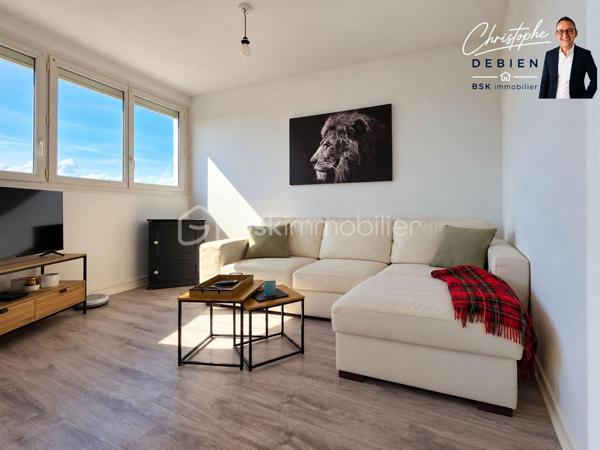 Christophe DEBIEN – BSK Immobilier vous présente en EXCLUSIVITÉ cet appartement situé à Cholet, dans le secteur Lorraine, au 3ᵉ étage d’une résidence sans ascenseur.

Il bénéficie d’une vue dégagée et d’un emplacement pratique pour profiter facilement des services et équipements de Cholet.
UN APPARTEMENT FONCTIONNEL ET AGRÉABLE

L’appartement se compose d’une entrée desservant un bel espace salon-séjour, d’une cuisine indépendante ainsi que d’un espace nuit comprenant 2 chambres, une salle d’eau et des toilettes indépendantes.

Un balcon prolonge agréablement l’espace de vie et permet de profiter d’un extérieur avec vue dégagée.
L’ensemble est complété par une cave et une place de stationnement privative.

DES ÉQUIPEMENTS APPRÉCIABLES

Vous profiterez de menuiseries PVC double vitrage, de volets roulants électriques, d’un chauffage collectif au gaz ainsi que de la fibre optique.

UN EMPLACEMENT PRATIQUE – SECTEUR LORRAINE À CHOLET

La situation constitue également un véritable atout : commerces et services de proximité, établissements scolaires, équipements sportifs, professionnels de santé et transports sont facilement accessibles.

Le secteur permet également de rejoindre rapidement le centre-ville de Cholet, le campus universitaire ainsi que la gare SNCF, située à environ 1,2 km.

Un emplacement intéressant pour une vie quotidienne pratique tout en restant proche des principaux pôles de Cholet.

LES + DU BIEN

✓ Secteur Lorraine à Cholet
✓ 2 chambres
✓ Balcon
✓ Vue dégagée
✓ Cave
✓ Stationnement privatif
✓ Double vitrage
✓ Volets roulants électriques
✓ Fibre optique
✓ Commerces, écoles et transports à proximité
✓ 3ᵉ étage – résidence sans ascenseur

Un appartement pouvant convenir à une résidence principale ou à un premier achat.

Vous souhaitez le découvrir ? Contactez-moi pour obtenir davantage d’informations et organiser une visite.
Christophe DEBIEN – BSK Immobilier

Conformément aux dispositions de la loi ELAN, tout candidat acquéreur est informé de son droit de se faire accompagner, lors de la visite, par un professionnel du bâtiment de son choix.
Il est demandé de signaler préalablement la présence de cet intervenant afin de permettre l’organisation de la visite dans des conditions adaptées.