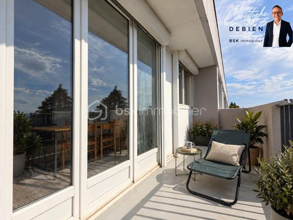 Christophe DEBIEN – BSK Immobilier vous présente en EXCLUSIVITÉ cet appartement situé à Cholet, dans le secteur Lorraine, au 3ᵉ étage d’une résidence sans ascenseur.

Il bénéficie d’une vue dégagée et d’un emplacement pratique pour profiter facilement des services et équipements de Cholet.
UN APPARTEMENT FONCTIONNEL ET AGRÉABLE

L’appartement se compose d’une entrée desservant un bel espace salon-séjour, d’une cuisine indépendante ainsi que d’un espace nuit comprenant 2 chambres, une salle d’eau et des toilettes indépendantes.

Un balcon prolonge agréablement l’espace de vie et permet de profiter d’un extérieur avec vue dégagée.
L’ensemble est complété par une cave et une place de stationnement privative.

DES ÉQUIPEMENTS APPRÉCIABLES

Vous profiterez de menuiseries PVC double vitrage, de volets roulants électriques, d’un chauffage collectif au gaz ainsi que de la fibre optique.

UN EMPLACEMENT PRATIQUE – SECTEUR LORRAINE À CHOLET

La situation constitue également un véritable atout : commerces et services de proximité, établissements scolaires, équipements sportifs, professionnels de santé et transports sont facilement accessibles.

Le secteur permet également de rejoindre rapidement le centre-ville de Cholet, le campus universitaire ainsi que la gare SNCF, située à environ 1,2 km.

Un emplacement intéressant pour une vie quotidienne pratique tout en restant proche des principaux pôles de Cholet.

LES + DU BIEN

✓ Secteur Lorraine à Cholet
✓ 2 chambres
✓ Balcon
✓ Vue dégagée
✓ Cave
✓ Stationnement privatif
✓ Double vitrage
✓ Volets roulants électriques
✓ Fibre optique
✓ Commerces, écoles et transports à proximité
✓ 3ᵉ étage – résidence sans ascenseur

Un appartement pouvant convenir à une résidence principale ou à un premier achat.

Vous souhaitez le découvrir ? Contactez-moi pour obtenir davantage d’informations et organiser une visite.
Christophe DEBIEN – BSK Immobilier

Conformément aux dispositions de la loi ELAN, tout candidat acquéreur est informé de son droit de se faire accompagner, lors de la visite, par un professionnel du bâtiment de son choix.
Il est demandé de signaler préalablement la présence de cet intervenant afin de permettre l’organisation de la visite dans des conditions adaptées.
