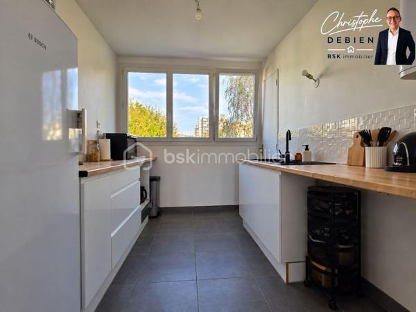 Christophe DEBIEN – BSK Immobilier vous présente en EXCLUSIVITÉ cet appartement situé à Cholet, dans le secteur Lorraine, au 3ᵉ étage d’une résidence sans ascenseur.

Il bénéficie d’une vue dégagée et d’un emplacement pratique pour profiter facilement des services et équipements de Cholet.
UN APPARTEMENT FONCTIONNEL ET AGRÉABLE

L’appartement se compose d’une entrée desservant un bel espace salon-séjour, d’une cuisine indépendante ainsi que d’un espace nuit comprenant 2 chambres, une salle d’eau et des toilettes indépendantes.

Un balcon prolonge agréablement l’espace de vie et permet de profiter d’un extérieur avec vue dégagée.
L’ensemble est complété par une cave et une place de stationnement privative.

DES ÉQUIPEMENTS APPRÉCIABLES

Vous profiterez de menuiseries PVC double vitrage, de volets roulants électriques, d’un chauffage collectif au gaz ainsi que de la fibre optique.

UN EMPLACEMENT PRATIQUE – SECTEUR LORRAINE À CHOLET

La situation constitue également un véritable atout : commerces et services de proximité, établissements scolaires, équipements sportifs, professionnels de santé et transports sont facilement accessibles.

Le secteur permet également de rejoindre rapidement le centre-ville de Cholet, le campus universitaire ainsi que la gare SNCF, située à environ 1,2 km.

Un emplacement intéressant pour une vie quotidienne pratique tout en restant proche des principaux pôles de Cholet.

LES + DU BIEN

✓ Secteur Lorraine à Cholet
✓ 2 chambres
✓ Balcon
✓ Vue dégagée
✓ Cave
✓ Stationnement privatif
✓ Double vitrage
✓ Volets roulants électriques
✓ Fibre optique
✓ Commerces, écoles et transports à proximité
✓ 3ᵉ étage – résidence sans ascenseur

Un appartement pouvant convenir à une résidence principale ou à un premier achat.

Vous souhaitez le découvrir ? Contactez-moi pour obtenir davantage d’informations et organiser une visite.
Christophe DEBIEN – BSK Immobilier

Conformément aux dispositions de la loi ELAN, tout candidat acquéreur est informé de son droit de se faire accompagner, lors de la visite, par un professionnel du bâtiment de son choix.
Il est demandé de signaler préalablement la présence de cet intervenant afin de permettre l’organisation de la visite dans des conditions adaptées.