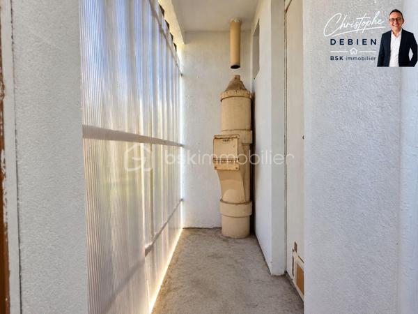 Christophe DEBIEN – BSK Immobilier vous présente en EXCLUSIVITÉ cet appartement situé à Cholet, dans le secteur Lorraine, au 3ᵉ étage d’une résidence sans ascenseur.

Il bénéficie d’une vue dégagée et d’un emplacement pratique pour profiter facilement des services et équipements de Cholet.
UN APPARTEMENT FONCTIONNEL ET AGRÉABLE

L’appartement se compose d’une entrée desservant un bel espace salon-séjour, d’une cuisine indépendante ainsi que d’un espace nuit comprenant 2 chambres, une salle d’eau et des toilettes indépendantes.

Un balcon prolonge agréablement l’espace de vie et permet de profiter d’un extérieur avec vue dégagée.
L’ensemble est complété par une cave et une place de stationnement privative.

DES ÉQUIPEMENTS APPRÉCIABLES

Vous profiterez de menuiseries PVC double vitrage, de volets roulants électriques, d’un chauffage collectif au gaz ainsi que de la fibre optique.

UN EMPLACEMENT PRATIQUE – SECTEUR LORRAINE À CHOLET

La situation constitue également un véritable atout : commerces et services de proximité, établissements scolaires, équipements sportifs, professionnels de santé et transports sont facilement accessibles.

Le secteur permet également de rejoindre rapidement le centre-ville de Cholet, le campus universitaire ainsi que la gare SNCF, située à environ 1,2 km.

Un emplacement intéressant pour une vie quotidienne pratique tout en restant proche des principaux pôles de Cholet.

LES + DU BIEN

✓ Secteur Lorraine à Cholet
✓ 2 chambres
✓ Balcon
✓ Vue dégagée
✓ Cave
✓ Stationnement privatif
✓ Double vitrage
✓ Volets roulants électriques
✓ Fibre optique
✓ Commerces, écoles et transports à proximité
✓ 3ᵉ étage – résidence sans ascenseur

Un appartement pouvant convenir à une résidence principale ou à un premier achat.

Vous souhaitez le découvrir ? Contactez-moi pour obtenir davantage d’informations et organiser une visite.
Christophe DEBIEN – BSK Immobilier

Conformément aux dispositions de la loi ELAN, tout candidat acquéreur est informé de son droit de se faire accompagner, lors de la visite, par un professionnel du bâtiment de son choix.
Il est demandé de signaler préalablement la présence de cet intervenant afin de permettre l’organisation de la visite dans des conditions adaptées.