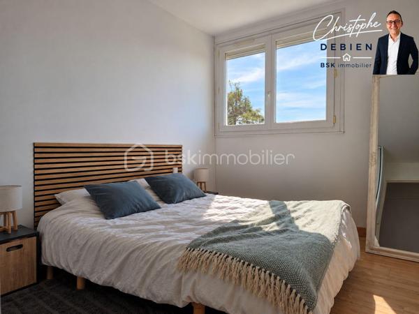 Christophe DEBIEN – BSK Immobilier vous présente en EXCLUSIVITÉ cet appartement situé à Cholet, dans le secteur Lorraine, au 3ᵉ étage d’une résidence sans ascenseur.

Il bénéficie d’une vue dégagée et d’un emplacement pratique pour profiter facilement des services et équipements de Cholet.
UN APPARTEMENT FONCTIONNEL ET AGRÉABLE

L’appartement se compose d’une entrée desservant un bel espace salon-séjour, d’une cuisine indépendante ainsi que d’un espace nuit comprenant 2 chambres, une salle d’eau et des toilettes indépendantes.

Un balcon prolonge agréablement l’espace de vie et permet de profiter d’un extérieur avec vue dégagée.
L’ensemble est complété par une cave et une place de stationnement privative.

DES ÉQUIPEMENTS APPRÉCIABLES

Vous profiterez de menuiseries PVC double vitrage, de volets roulants électriques, d’un chauffage collectif au gaz ainsi que de la fibre optique.

UN EMPLACEMENT PRATIQUE – SECTEUR LORRAINE À CHOLET

La situation constitue également un véritable atout : commerces et services de proximité, établissements scolaires, équipements sportifs, professionnels de santé et transports sont facilement accessibles.

Le secteur permet également de rejoindre rapidement le centre-ville de Cholet, le campus universitaire ainsi que la gare SNCF, située à environ 1,2 km.

Un emplacement intéressant pour une vie quotidienne pratique tout en restant proche des principaux pôles de Cholet.

LES + DU BIEN

✓ Secteur Lorraine à Cholet
✓ 2 chambres
✓ Balcon
✓ Vue dégagée
✓ Cave
✓ Stationnement privatif
✓ Double vitrage
✓ Volets roulants électriques
✓ Fibre optique
✓ Commerces, écoles et transports à proximité
✓ 3ᵉ étage – résidence sans ascenseur

Un appartement pouvant convenir à une résidence principale ou à un premier achat.

Vous souhaitez le découvrir ? Contactez-moi pour obtenir davantage d’informations et organiser une visite.
Christophe DEBIEN – BSK Immobilier

Conformément aux dispositions de la loi ELAN, tout candidat acquéreur est informé de son droit de se faire accompagner, lors de la visite, par un professionnel du bâtiment de son choix.
Il est demandé de signaler préalablement la présence de cet intervenant afin de permettre l’organisation de la visite dans des conditions adaptées.