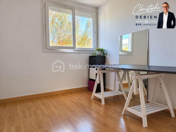 Christophe DEBIEN – BSK Immobilier vous présente en EXCLUSIVITÉ cet appartement situé à Cholet, dans le secteur Lorraine, au 3ᵉ étage d’une résidence sans ascenseur.

Il bénéficie d’une vue dégagée et d’un emplacement pratique pour profiter facilement des services et équipements de Cholet.
UN APPARTEMENT FONCTIONNEL ET AGRÉABLE

L’appartement se compose d’une entrée desservant un bel espace salon-séjour, d’une cuisine indépendante ainsi que d’un espace nuit comprenant 2 chambres, une salle d’eau et des toilettes indépendantes.

Un balcon prolonge agréablement l’espace de vie et permet de profiter d’un extérieur avec vue dégagée.
L’ensemble est complété par une cave et une place de stationnement privative.

DES ÉQUIPEMENTS APPRÉCIABLES

Vous profiterez de menuiseries PVC double vitrage, de volets roulants électriques, d’un chauffage collectif au gaz ainsi que de la fibre optique.

UN EMPLACEMENT PRATIQUE – SECTEUR LORRAINE À CHOLET

La situation constitue également un véritable atout : commerces et services de proximité, établissements scolaires, équipements sportifs, professionnels de santé et transports sont facilement accessibles.

Le secteur permet également de rejoindre rapidement le centre-ville de Cholet, le campus universitaire ainsi que la gare SNCF, située à environ 1,2 km.

Un emplacement intéressant pour une vie quotidienne pratique tout en restant proche des principaux pôles de Cholet.

LES + DU BIEN

✓ Secteur Lorraine à Cholet
✓ 2 chambres
✓ Balcon
✓ Vue dégagée
✓ Cave
✓ Stationnement privatif
✓ Double vitrage
✓ Volets roulants électriques
✓ Fibre optique
✓ Commerces, écoles et transports à proximité
✓ 3ᵉ étage – résidence sans ascenseur

Un appartement pouvant convenir à une résidence principale ou à un premier achat.

Vous souhaitez le découvrir ? Contactez-moi pour obtenir davantage d’informations et organiser une visite.
Christophe DEBIEN – BSK Immobilier

Conformément aux dispositions de la loi ELAN, tout candidat acquéreur est informé de son droit de se faire accompagner, lors de la visite, par un professionnel du bâtiment de son choix.
Il est demandé de signaler préalablement la présence de cet intervenant afin de permettre l’organisation de la visite dans des conditions adaptées.