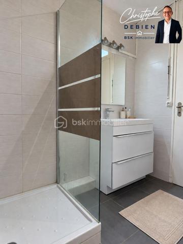 Christophe DEBIEN – BSK Immobilier vous présente en EXCLUSIVITÉ cet appartement situé à Cholet, dans le secteur Lorraine, au 3ᵉ étage d’une résidence sans ascenseur.

Il bénéficie d’une vue dégagée et d’un emplacement pratique pour profiter facilement des services et équipements de Cholet.
UN APPARTEMENT FONCTIONNEL ET AGRÉABLE

L’appartement se compose d’une entrée desservant un bel espace salon-séjour, d’une cuisine indépendante ainsi que d’un espace nuit comprenant 2 chambres, une salle d’eau et des toilettes indépendantes.

Un balcon prolonge agréablement l’espace de vie et permet de profiter d’un extérieur avec vue dégagée.
L’ensemble est complété par une cave et une place de stationnement privative.

DES ÉQUIPEMENTS APPRÉCIABLES

Vous profiterez de menuiseries PVC double vitrage, de volets roulants électriques, d’un chauffage collectif au gaz ainsi que de la fibre optique.

UN EMPLACEMENT PRATIQUE – SECTEUR LORRAINE À CHOLET

La situation constitue également un véritable atout : commerces et services de proximité, établissements scolaires, équipements sportifs, professionnels de santé et transports sont facilement accessibles.

Le secteur permet également de rejoindre rapidement le centre-ville de Cholet, le campus universitaire ainsi que la gare SNCF, située à environ 1,2 km.

Un emplacement intéressant pour une vie quotidienne pratique tout en restant proche des principaux pôles de Cholet.

LES + DU BIEN

✓ Secteur Lorraine à Cholet
✓ 2 chambres
✓ Balcon
✓ Vue dégagée
✓ Cave
✓ Stationnement privatif
✓ Double vitrage
✓ Volets roulants électriques
✓ Fibre optique
✓ Commerces, écoles et transports à proximité
✓ 3ᵉ étage – résidence sans ascenseur

Un appartement pouvant convenir à une résidence principale ou à un premier achat.

Vous souhaitez le découvrir ? Contactez-moi pour obtenir davantage d’informations et organiser une visite.
Christophe DEBIEN – BSK Immobilier

Conformément aux dispositions de la loi ELAN, tout candidat acquéreur est informé de son droit de se faire accompagner, lors de la visite, par un professionnel du bâtiment de son choix.
Il est demandé de signaler préalablement la présence de cet intervenant afin de permettre l’organisation de la visite dans des conditions adaptées.