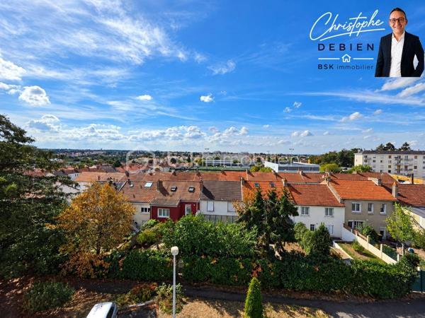 Christophe DEBIEN – BSK Immobilier vous présente en EXCLUSIVITÉ cet appartement situé à Cholet, dans le secteur Lorraine, au 3ᵉ étage d’une résidence sans ascenseur.

Il bénéficie d’une vue dégagée et d’un emplacement pratique pour profiter facilement des services et équipements de Cholet.
UN APPARTEMENT FONCTIONNEL ET AGRÉABLE

L’appartement se compose d’une entrée desservant un bel espace salon-séjour, d’une cuisine indépendante ainsi que d’un espace nuit comprenant 2 chambres, une salle d’eau et des toilettes indépendantes.

Un balcon prolonge agréablement l’espace de vie et permet de profiter d’un extérieur avec vue dégagée.
L’ensemble est complété par une cave et une place de stationnement privative.

DES ÉQUIPEMENTS APPRÉCIABLES

Vous profiterez de menuiseries PVC double vitrage, de volets roulants électriques, d’un chauffage collectif au gaz ainsi que de la fibre optique.

UN EMPLACEMENT PRATIQUE – SECTEUR LORRAINE À CHOLET

La situation constitue également un véritable atout : commerces et services de proximité, établissements scolaires, équipements sportifs, professionnels de santé et transports sont facilement accessibles.

Le secteur permet également de rejoindre rapidement le centre-ville de Cholet, le campus universitaire ainsi que la gare SNCF, située à environ 1,2 km.

Un emplacement intéressant pour une vie quotidienne pratique tout en restant proche des principaux pôles de Cholet.

LES + DU BIEN

✓ Secteur Lorraine à Cholet
✓ 2 chambres
✓ Balcon
✓ Vue dégagée
✓ Cave
✓ Stationnement privatif
✓ Double vitrage
✓ Volets roulants électriques
✓ Fibre optique
✓ Commerces, écoles et transports à proximité
✓ 3ᵉ étage – résidence sans ascenseur

Un appartement pouvant convenir à une résidence principale ou à un premier achat.

Vous souhaitez le découvrir ? Contactez-moi pour obtenir davantage d’informations et organiser une visite.
Christophe DEBIEN – BSK Immobilier

Conformément aux dispositions de la loi ELAN, tout candidat acquéreur est informé de son droit de se faire accompagner, lors de la visite, par un professionnel du bâtiment de son choix.
Il est demandé de signaler préalablement la présence de cet intervenant afin de permettre l’organisation de la visite dans des conditions adaptées.