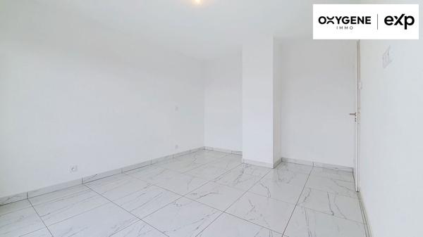 Grande maison récente avec garage et jardin piscinable
