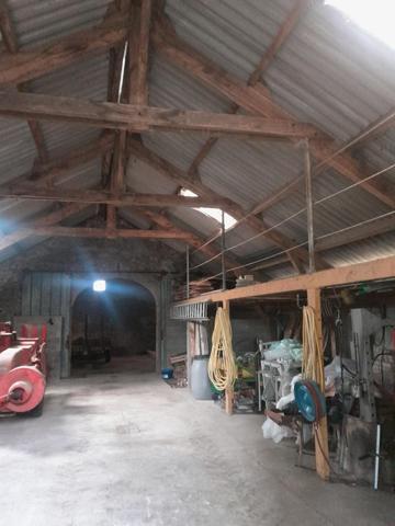 CORPS DE FERME SUR 1 Ha DE TERRAIN ENVIRON A 25 MN D'AURILLAC