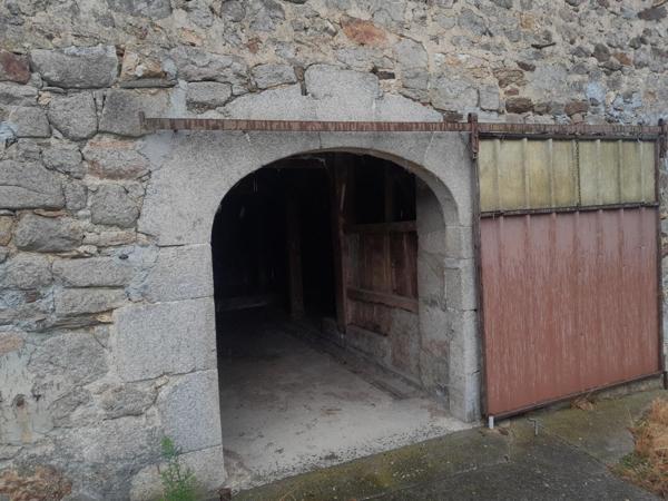 CORPS DE FERME SUR 1 Ha DE TERRAIN ENVIRON A 25 MN D'AURILLAC