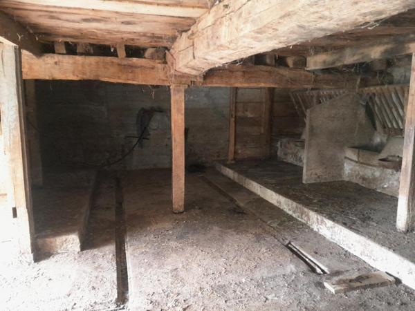 CORPS DE FERME SUR 1 Ha DE TERRAIN ENVIRON A 25 MN D'AURILLAC