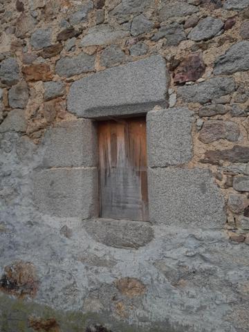CORPS DE FERME SUR 1 Ha DE TERRAIN ENVIRON A 25 MN D'AURILLAC
