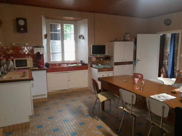 CORPS DE FERME SUR 1 Ha DE TERRAIN ENVIRON A 25 MN D'AURILLAC