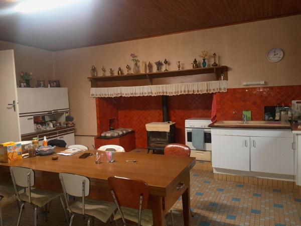 CORPS DE FERME SUR 1 Ha DE TERRAIN ENVIRON A 25 MN D'AURILLAC