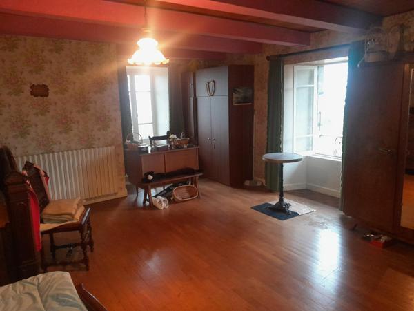 CORPS DE FERME SUR 1 Ha DE TERRAIN ENVIRON A 25 MN D'AURILLAC