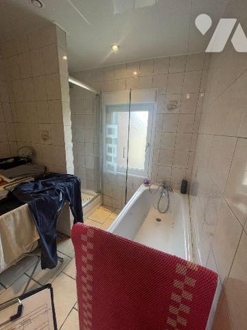 Maison à Vendre à Frévent (62270) 
Cette maison, construite en 1940, offre une surface habitab...