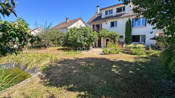 Vente
                Maison185 m² - 8 Pièces -
                    BRIE COMTE ROBERT (77170)