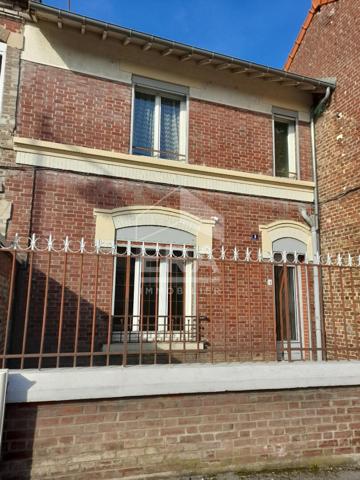 À CHAUNY, PROCHE CENTRE VILLE, MAISON DE VILLE AVEC POTENTIEL