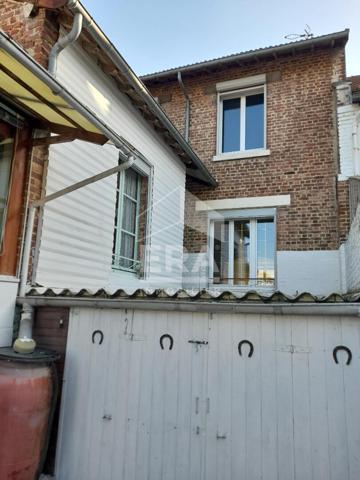 À CHAUNY, PROCHE CENTRE VILLE, MAISON DE VILLE AVEC POTENTIEL