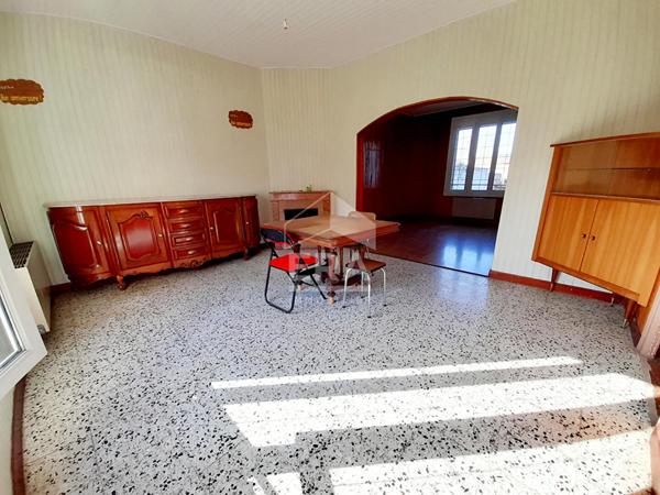 À CHAUNY, PROCHE CENTRE VILLE, MAISON DE VILLE AVEC POTENTIEL