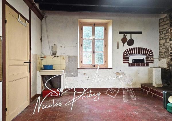 Maison à rénover avec grange attenante et grand terrain