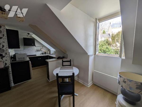 En plein centre de Pont-Aven, venez découvrir cet appartement soigné au sein d'une copropriété ...