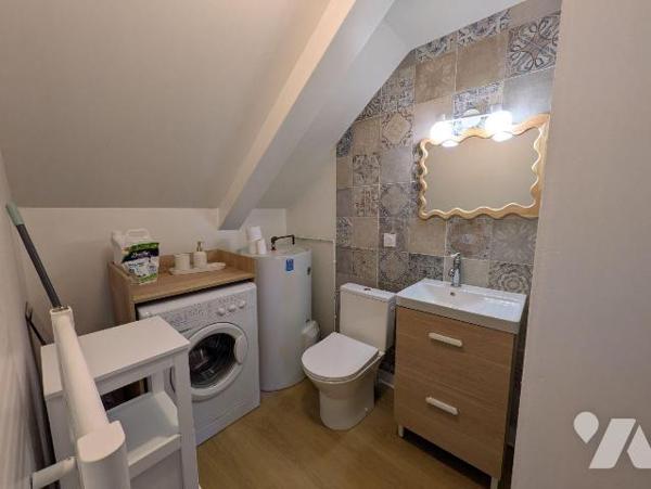 En plein centre de Pont-Aven, venez découvrir cet appartement soigné au sein d'une copropriété ...