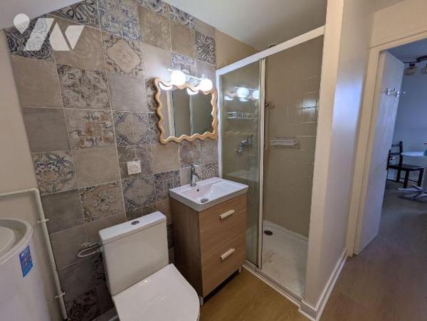 En plein centre de Pont-Aven, venez découvrir cet appartement soigné au sein d'une copropriété ...