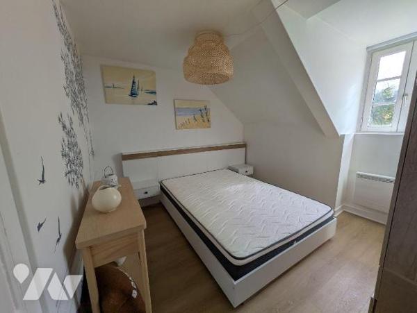 En plein centre de Pont-Aven, venez découvrir cet appartement soigné au sein d'une copropriété ...