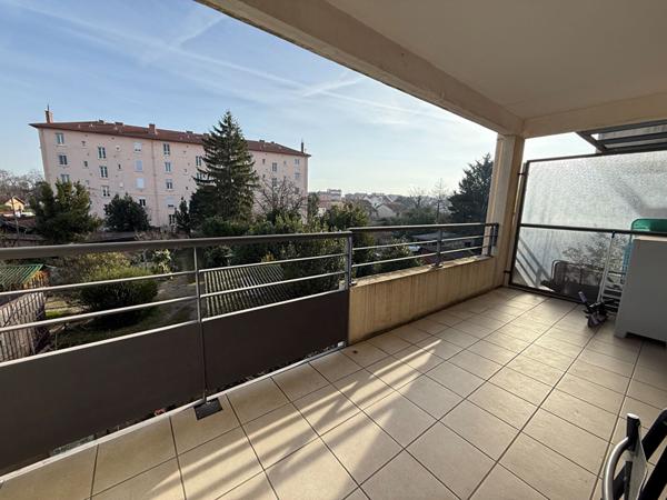 Appartement T4 Villeurbanne Gratte ciel, balcon à vivre, 3chambres, séjour cuisine US équipée, en intérieur de copropriété, possibilité garage