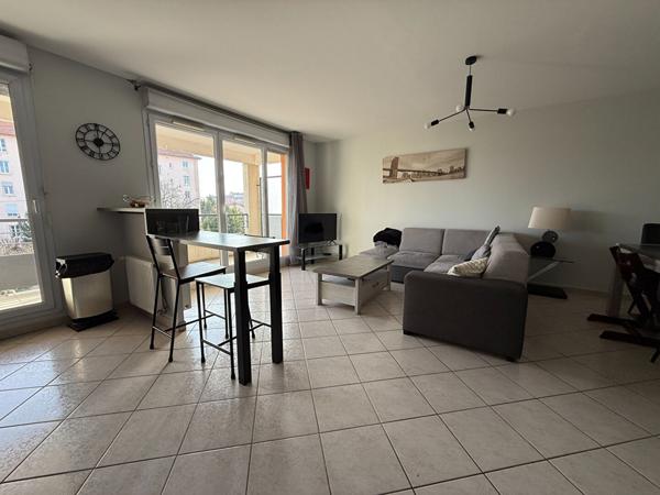Appartement T4 Villeurbanne Gratte ciel, balcon à vivre, 3chambres, séjour cuisine US équipée, en intérieur de copropriété, possibilité garage
