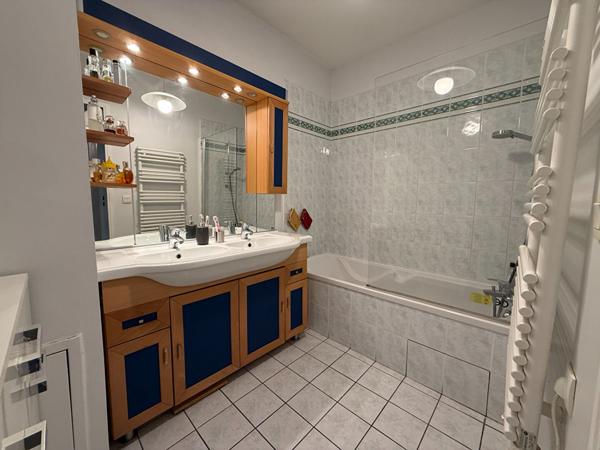 Appartement T4 Villeurbanne Gratte ciel, balcon à vivre, 3chambres, séjour cuisine US équipée, en intérieur de copropriété, possibilité garage