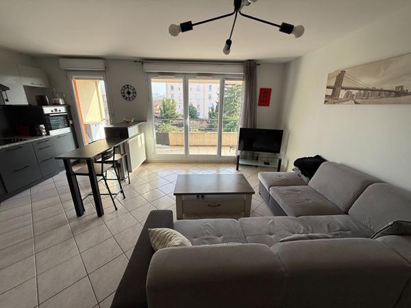 Appartement T4 Villeurbanne Gratte ciel, balcon à vivre, 3chambres, séjour cuisine US équipée, en intérieur de copropriété, possibilité garage