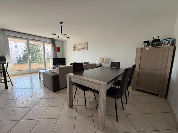 Appartement T4 Villeurbanne Gratte ciel, balcon à vivre, 3chambres, séjour cuisine US équipée, en intérieur de copropriété, possibilité garage