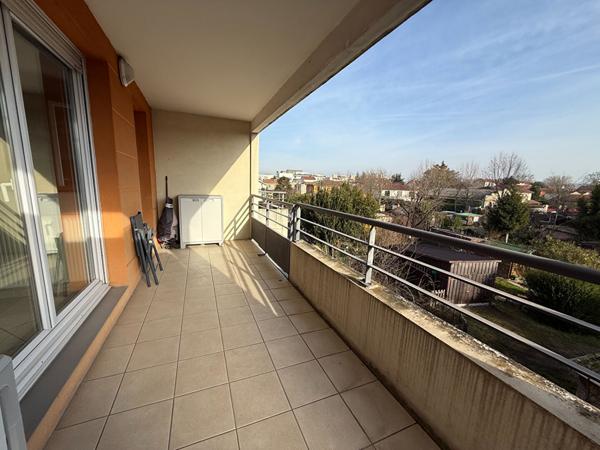 Appartement T4 Villeurbanne Gratte ciel, balcon à vivre, 3chambres, séjour cuisine US équipée, en intérieur de copropriété, possibilité garage