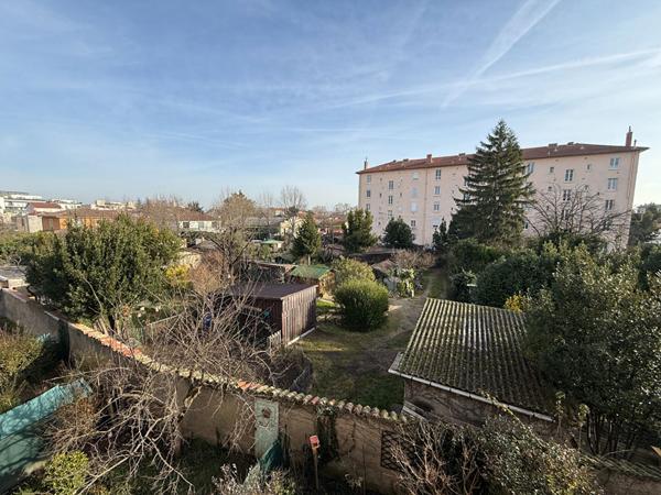 Appartement T4 Villeurbanne Gratte ciel, balcon à vivre, 3chambres, séjour cuisine US équipée, en intérieur de copropriété, possibilité garage