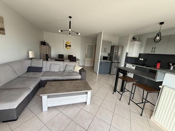 Appartement T4 Villeurbanne Gratte ciel, balcon à vivre, 3chambres, séjour cuisine US équipée, en intérieur de copropriété, possibilité garage