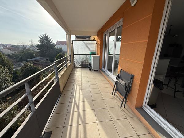 Appartement T4 Villeurbanne Gratte ciel, balcon à vivre, 3chambres, séjour cuisine US équipée, en intérieur de copropriété, possibilité garage