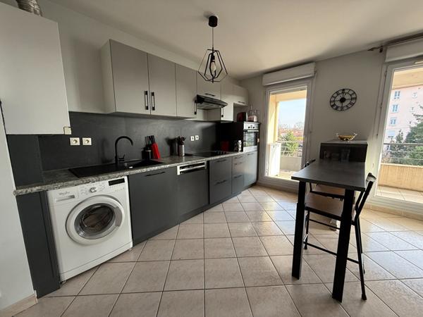 Appartement T4 Villeurbanne Gratte ciel, balcon à vivre, 3chambres, séjour cuisine US équipée, en intérieur de copropriété, possibilité garage