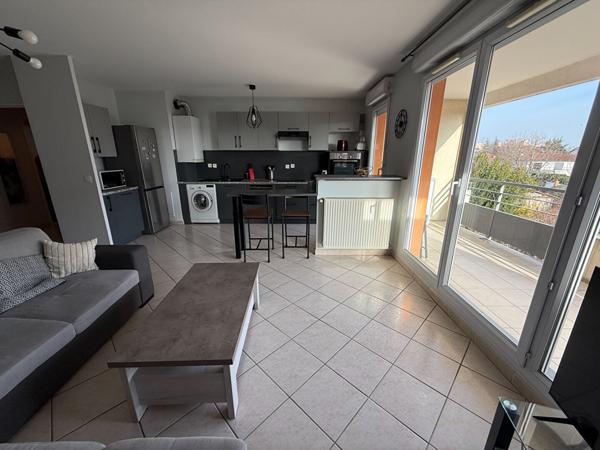 Appartement T4 Villeurbanne Gratte ciel, balcon à vivre, 3chambres, séjour cuisine US équipée, en intérieur de copropriété, possibilité garage
