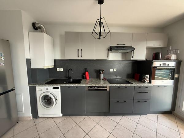 Appartement T4 Villeurbanne Gratte ciel, balcon à vivre, 3chambres, séjour cuisine US équipée, en intérieur de copropriété, possibilité garage