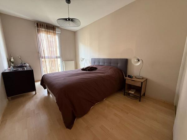 Appartement T4 Villeurbanne Gratte ciel, balcon à vivre, 3chambres, séjour cuisine US équipée, en intérieur de copropriété, possibilité garage