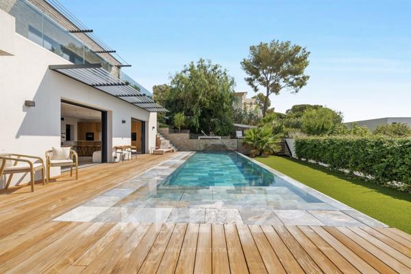 LES ISSAMBRES - VILLA CONTEMPORAINE, VUE MER & ART DE RECEVOIR