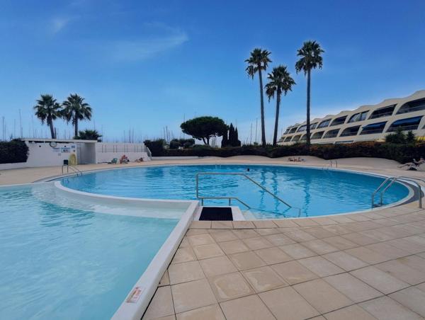 Charmant T2 avec terrasse et piscine à Port-Camargue