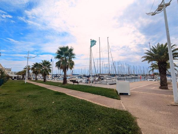 Charmant T2 avec terrasse et piscine à Port-Camargue