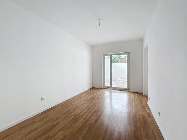 Appartement T3 entièrement rénové avec cour privée