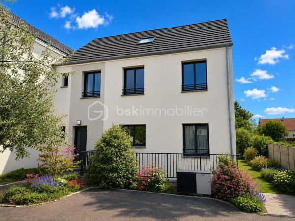Découvrez cette magnifique maison contemporaine de 155m², construite en 2018, nichée dans un cadre calme et paisible. Imprégnée d'élégance et de modernité, elle offre une atmosphère de vie chaleureuse et conviviale.

Dotée de 7 pièces, cette maison spacieuse comprend 5 chambres dont une au rez de chaussée, une terrasse offrant un espace extérieur idéal pour se détendre sans vis-à-vis. Profitez du confort de cette maison exemptée de travaux, avec un agencement intérieur optimisé pour votre bien-être quotidien. 

Proche des commodités, cette maison est un havre de paix à découvrir sans tarder.
