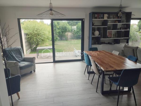 Découvrez cette magnifique maison contemporaine de 155m², construite en 2018, nichée dans un cadre calme et paisible. Imprégnée d'élégance et de modernité, elle offre une atmosphère de vie chaleureuse et conviviale.

Dotée de 7 pièces, cette maison spacieuse comprend 5 chambres dont une au rez de chaussée, une terrasse offrant un espace extérieur idéal pour se détendre sans vis-à-vis. Profitez du confort de cette maison exemptée de travaux, avec un agencement intérieur optimisé pour votre bien-être quotidien. 

Proche des commodités, cette maison est un havre de paix à découvrir sans tarder.